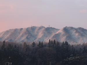 春の雪と朝焼け