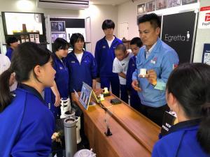 長田専務から製品の説明を受ける生徒たち