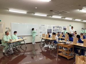千代田工場の皆さんにあいさつする生徒