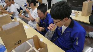 商品を試食する生徒たち
