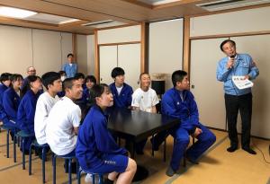 説明を受ける生徒たち