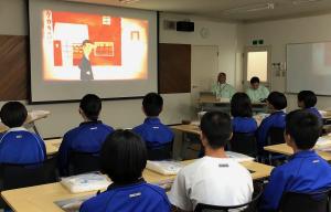 企業説明を聞く生徒