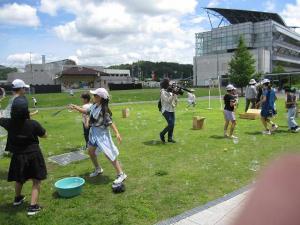 シャボン玉で遊ぶ様子画像