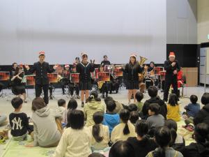 ブラスバンド演奏と歌とダンスの様子画像