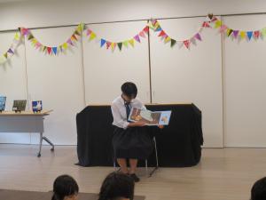 高校生読み聞かせ画像