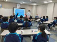 牛乳のクイズに答える生徒