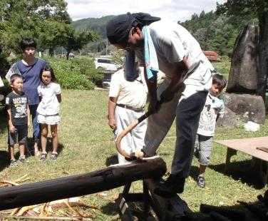 戦国時代の建築現場の再現！チョウナではつる