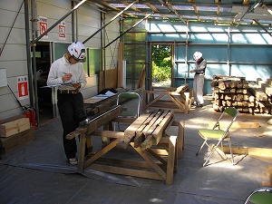 繕いのため部材の状況を調べます