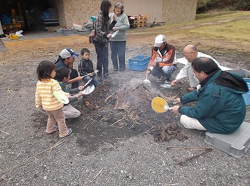 最後はウチワで扇いで火力を上げます。割れていないか心配…