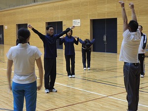 休憩時間中にも熱心に動きを確認