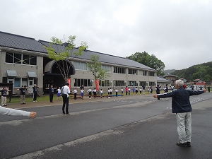 朝から元気にラジオ体操（芸北小学校）