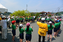 田植え終了後に乾杯