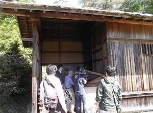 風呂屋形に入れる蒸気を沸かす焚場の撮影