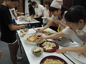 応募者もお互いのメニューを試食