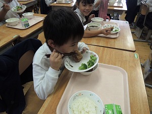 給食の様子2