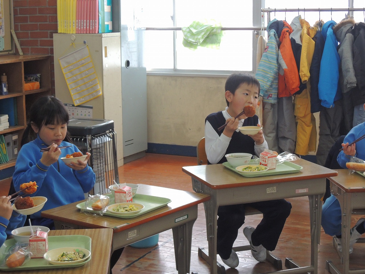 大朝小学校給食の様子