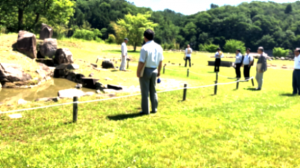 吉川元春館跡名勝庭園での解説の様子